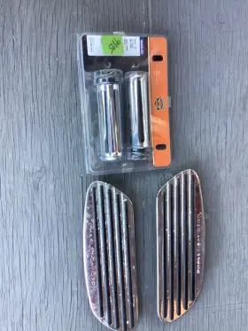 5105704 Harley-davidson Preowned Lot Hand Grips And Footpads For Fatboy Bike 5105704 Harley-davidson Preowned Lot Hand Grips And Footpads For Fatboy Bike
