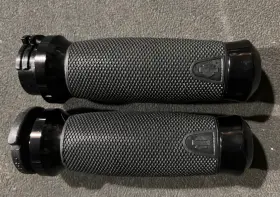 56100008 Harley-davidson 96-07 Touring / 95-15 Softail Get-a-grip Hand Grips Black 56100008 Harley-davidson 96-07 Touring / 95-15 Softail Get-a-grip Hand Grips Black