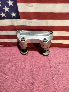 56115-77 Harley-davidson Oem 1.5 Inch Straight Handlebar Risers With Clamp Fx Xl 56115-77 Harley-davidson Oem 1.5 Inch Straight Handlebar Risers With Clamp Fx Xl