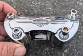 56119-77 Harley-davidson Oem Dyna Softail Sportster 1 Inch Chrome Handlebar Riser Top Clamp Brackets 56119-77 Harley-davidson Oem Dyna Softail Sportster 1 Inch Chrome Handlebar Riser Top Clamp Brackets
