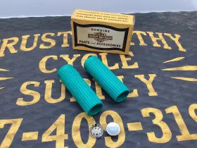 56200-62 Harley-davidson Vintage Green Grip Set Rib Fl 1962-65 Xl 1963-65 Oem Nos In Box 56200-62 Harley-davidson Vintage Green Grip Set Rib Fl 1962-65 Xl 1963-65 Oem Nos In Box