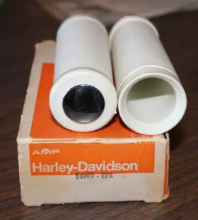 56201-62a Harley-davidson Nos Oem White Grips In Box With Chrome Plugs - D2 56201-62a Harley-davidson Nos Oem White Grips In Box With Chrome Plugs - D2