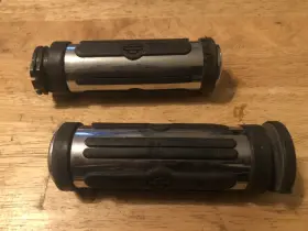 56246-08 Harley Davidson Oem Chrome And Rubber Hand Grips -pair - Usa Made 56246-08 Harley Davidson Oem Chrome And Rubber Hand Grips -pair - Usa Made