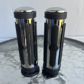 56246-96a Harley Davidson 56246-96 Oem New Chrome And Rubber Hand Grips - Small -pair Usa Made 56246-96a Harley Davidson 56246-96 Oem New Chrome And Rubber Hand Grips - Small -pair Usa Made