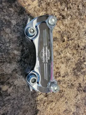 56568-86b Harley-davidson 56568-86 Chrome Top Clamp Bar Shield Logo With 1 1/2 Inch Risers Pre 56568-86b Harley-davidson 56568-86 Chrome Top Clamp Bar Shield Logo With 1 1/2 Inch Risers Pre