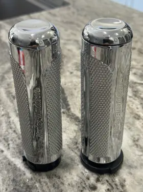 56869-06 Harley-davidson Screaming Eagle Grip Chrome Knurled Kit 2006 Multi-fit 56869-06 Harley-davidson Screaming Eagle Grip Chrome Knurled Kit 2006 Multi-fit