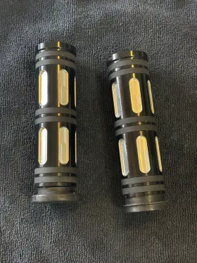 57454-10 Harley-davidson 57457-10 Genuine Edge Cut Touring Hand Grips Fits 08-later 57454-10 Harley-davidson 57457-10 Genuine Edge Cut Touring Hand Grips Fits 08-later