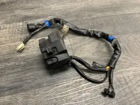 Beb-83969-00-00 Yamaha 2022-2024 R7 Yzfr7 Oem Left Handlebar Turn Signal Switch